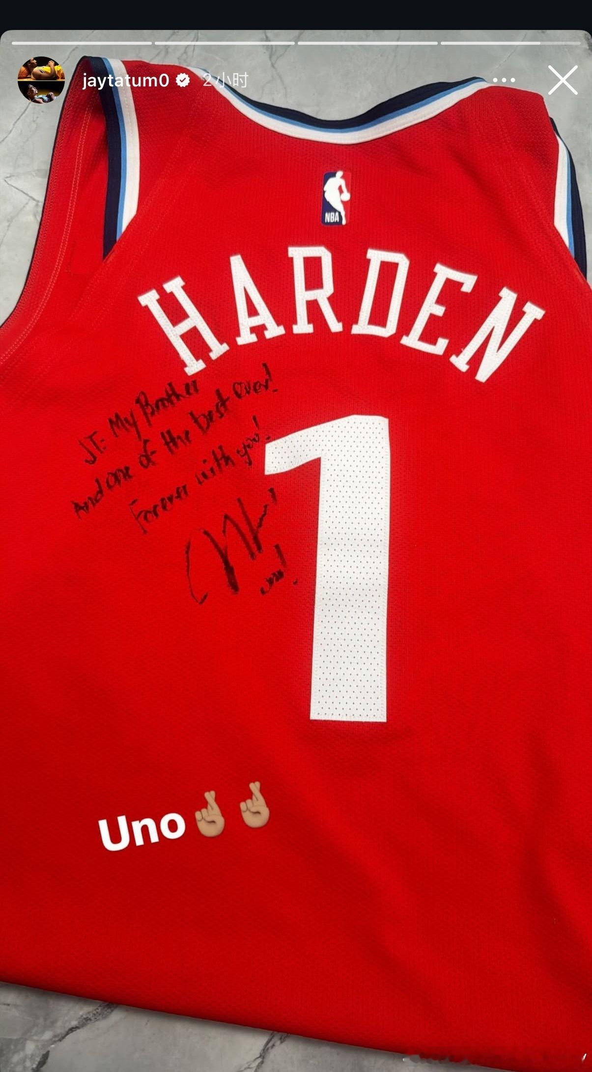 塔图姆ig晒登哥赠送给他的球衣，上面还有签名和赠语：“JT我的好兄弟，最好的球员