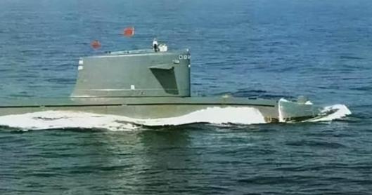 1994年10月，我国403号核潜艇在训练结束后，返回青岛基地，突然，战士们发现