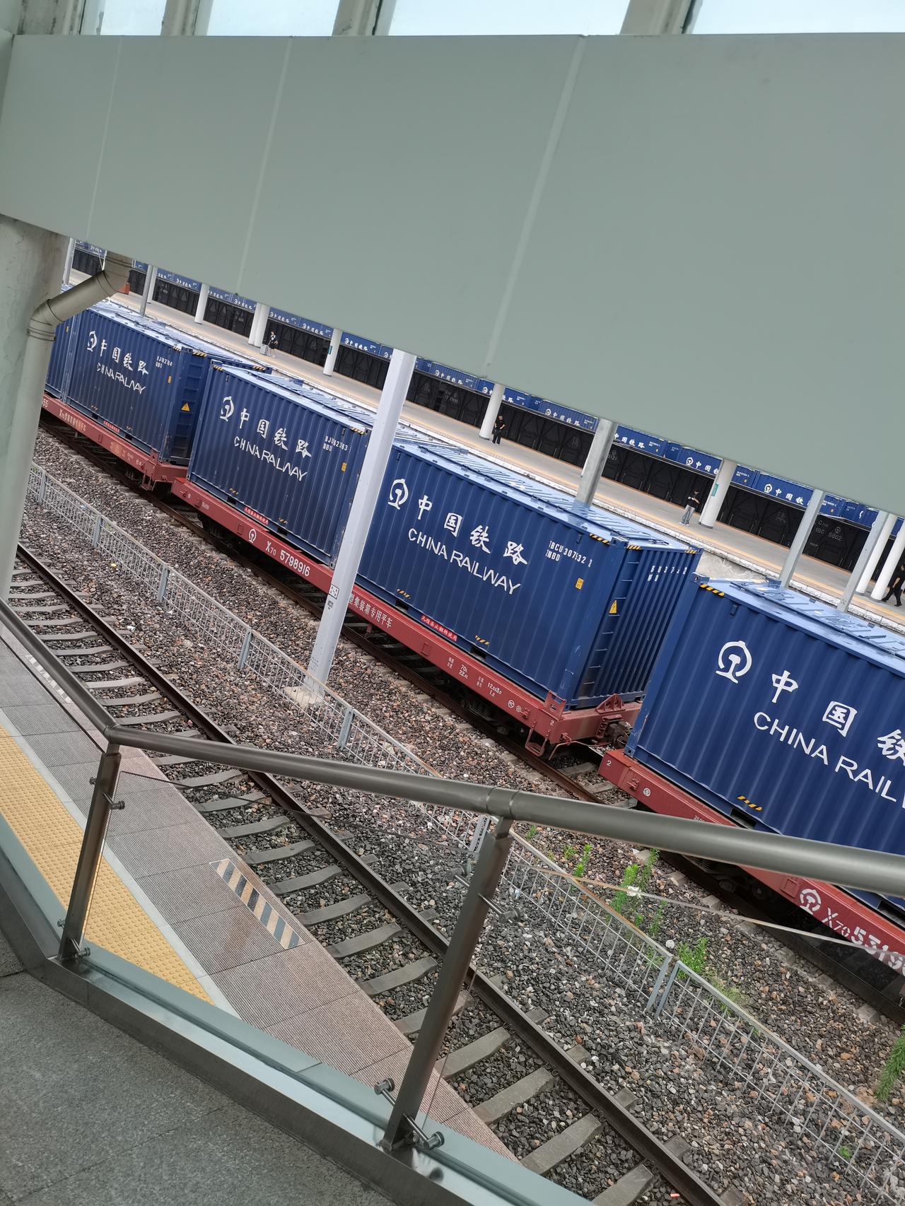 儿子那天问我有没有找男朋友，
我说没有。
我说你希望妈妈找吗？
他说不希望。
我