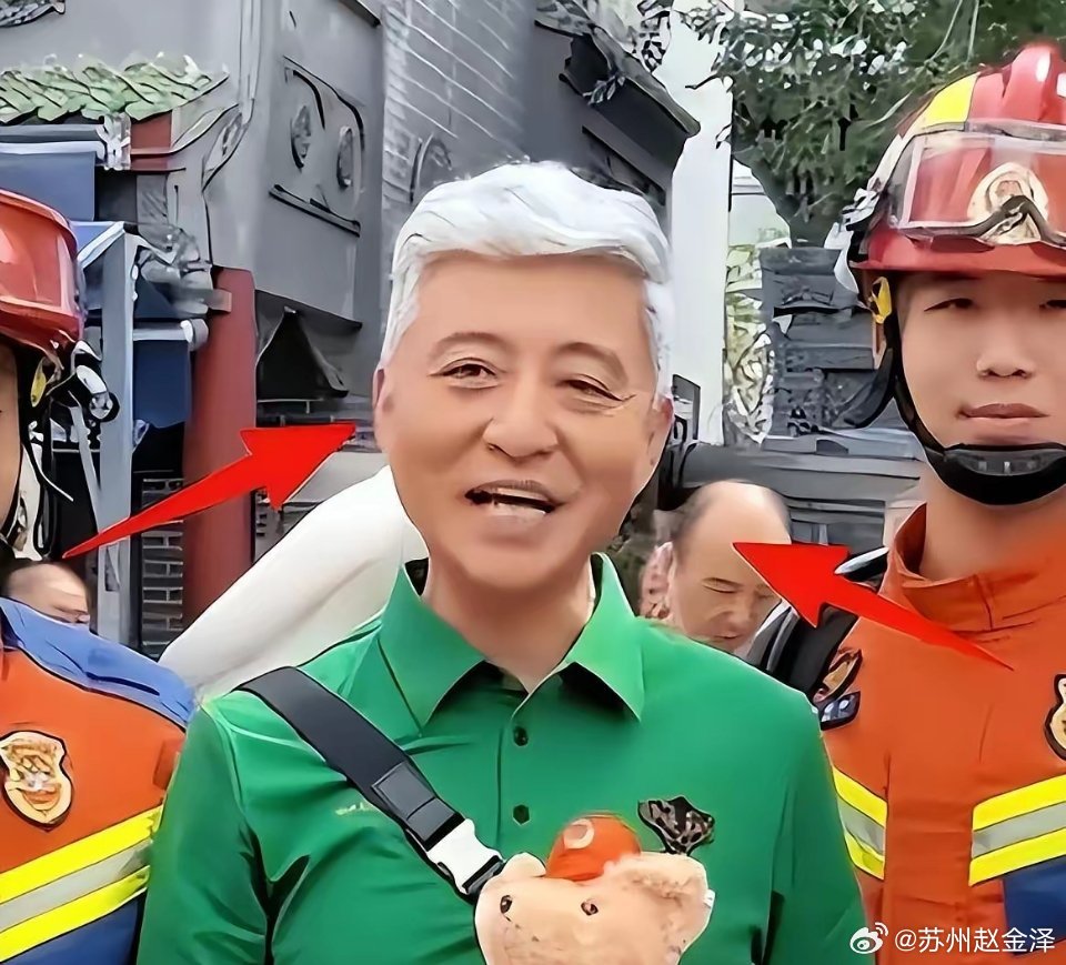 因一句脏话葬送23年口碑，才51岁的周炜头发全白了，看着像六十好几。2021年河