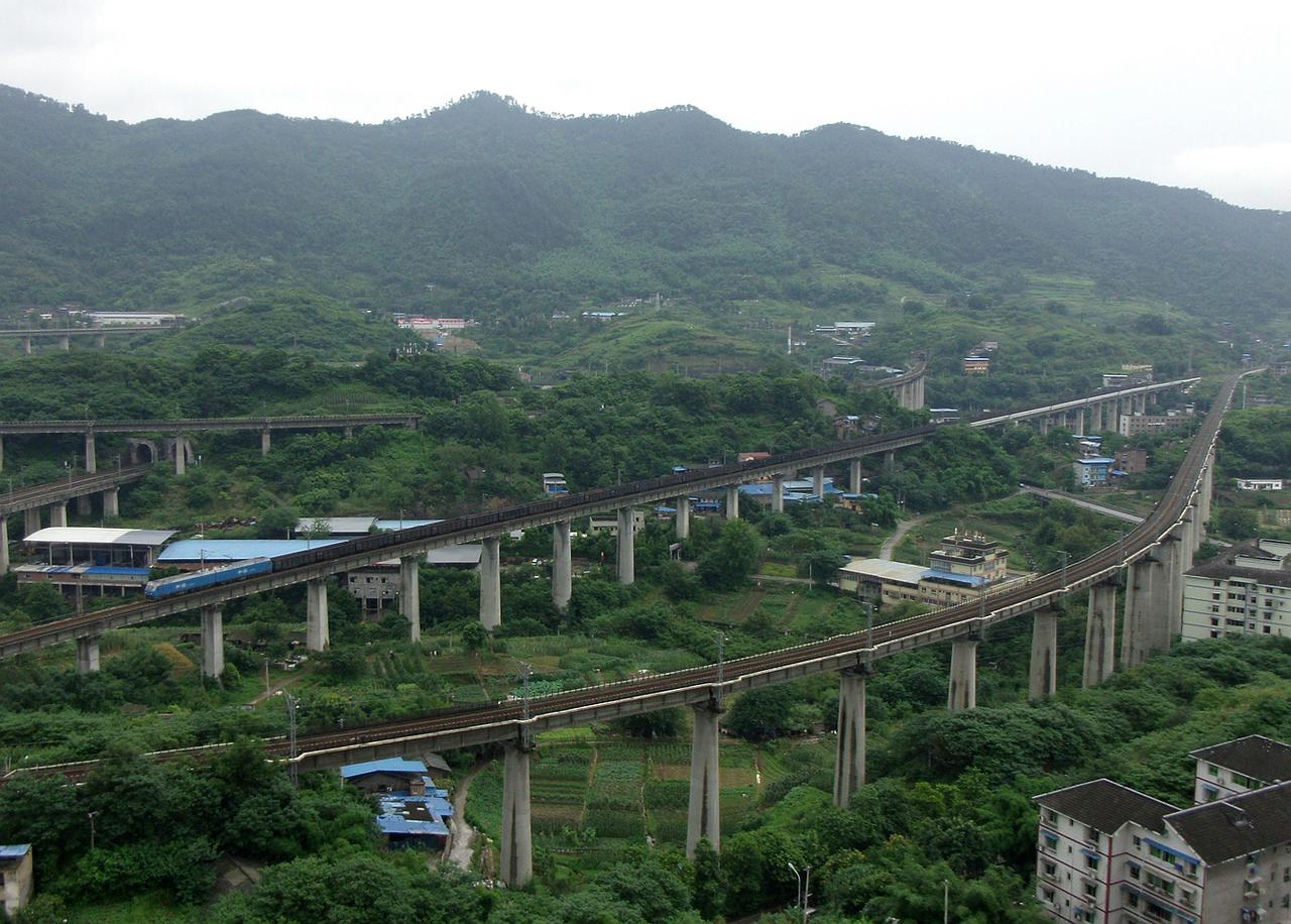 东阳、磨心坡铁路立交区是重庆铁路枢纽的北大门，二十年前这里就只有襄渝铁路一条单线