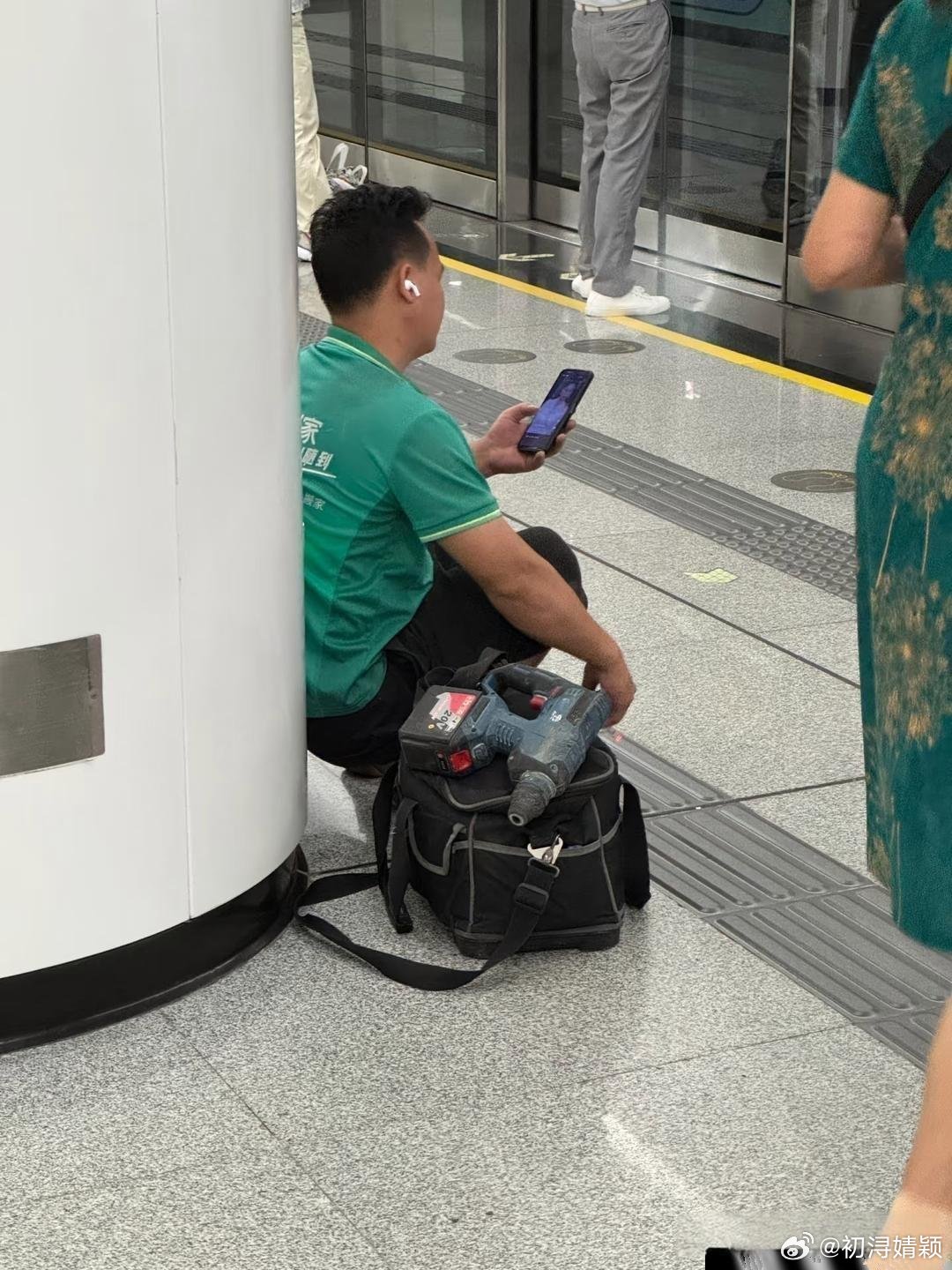 公共场合，他自己不觉得羞愧吗？ ​​​