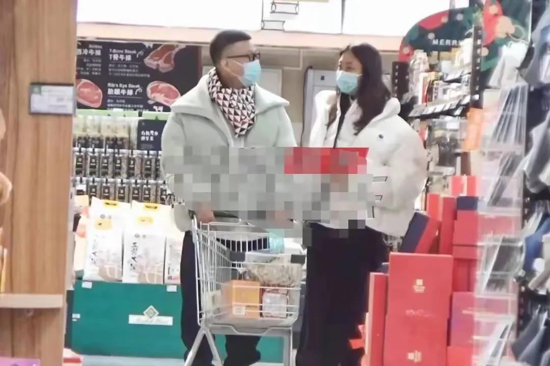 这是孙红雷陪老婆逛超市，没想到老婆身高很高啊，孙红雷是好丈夫好爸爸，和电影的“黑