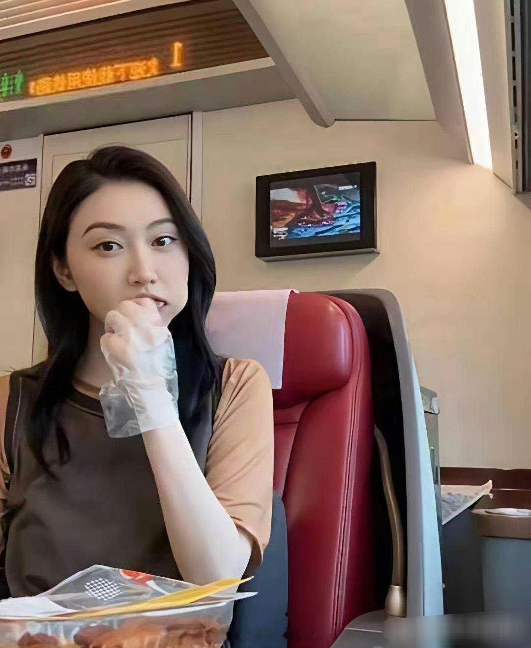 景甜高铁上演现实版吃播！戴着手套啃鸭翅，还喝上可乐，抛开明星包袱，大口干饭，也太