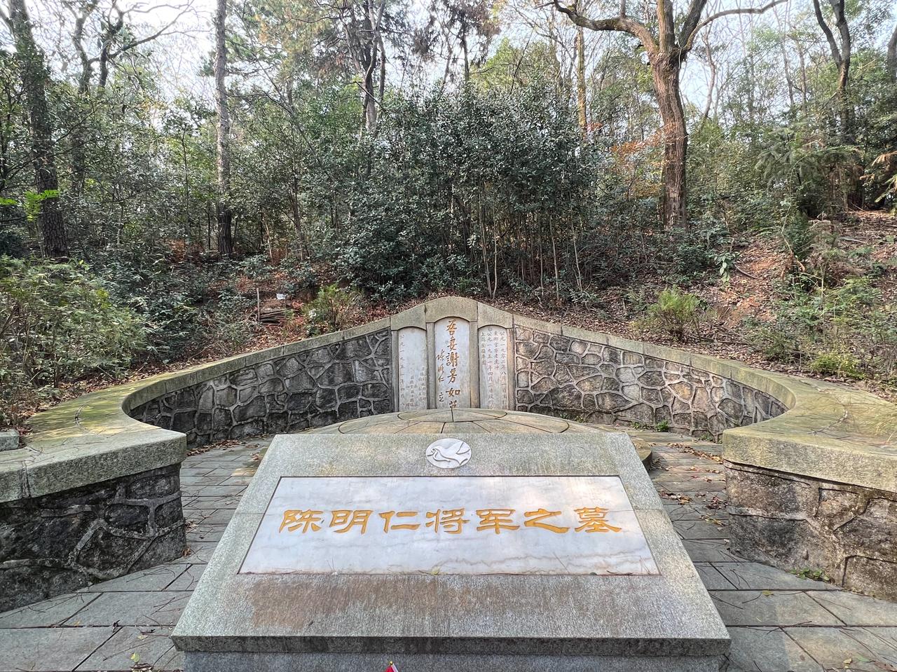 实地探访起义将领陈明仁与妻子谢芳如的合葬墓，其墓地在岳麓山半山腰上，位置并不好找