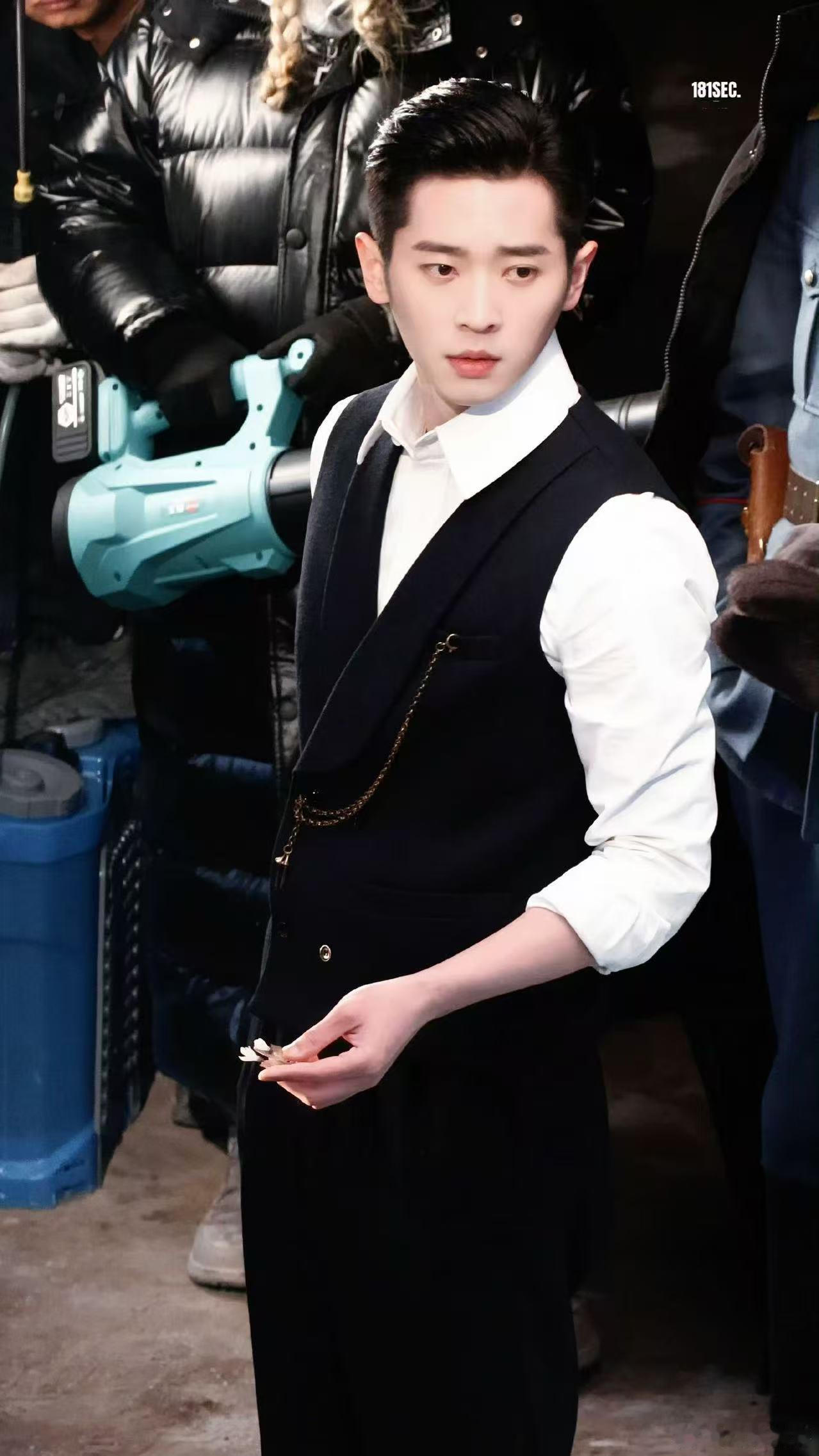 雨夜碰瓷军阀后我成了他的金丝雀 原著粉表示这段真的太还原了，霸道军阀和女学生的拉