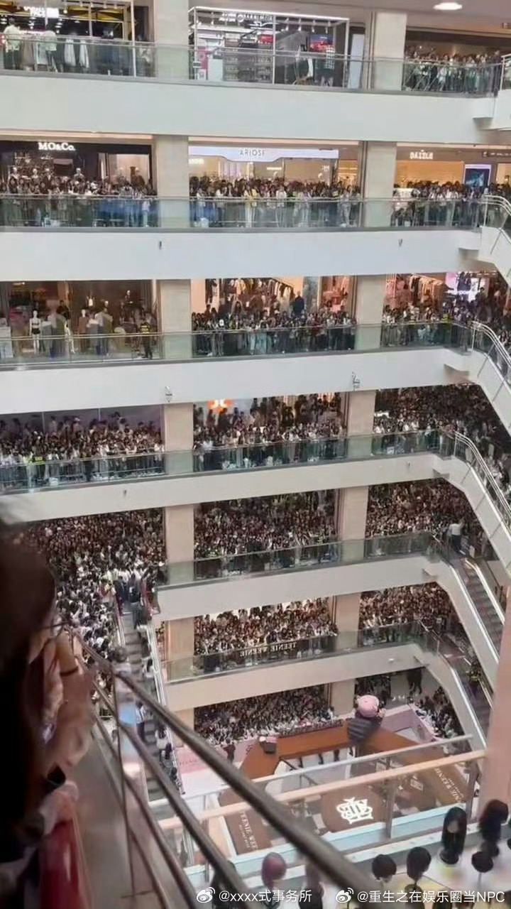 赵露思今天的线下活动现场   顶流小花的人气 ​​​