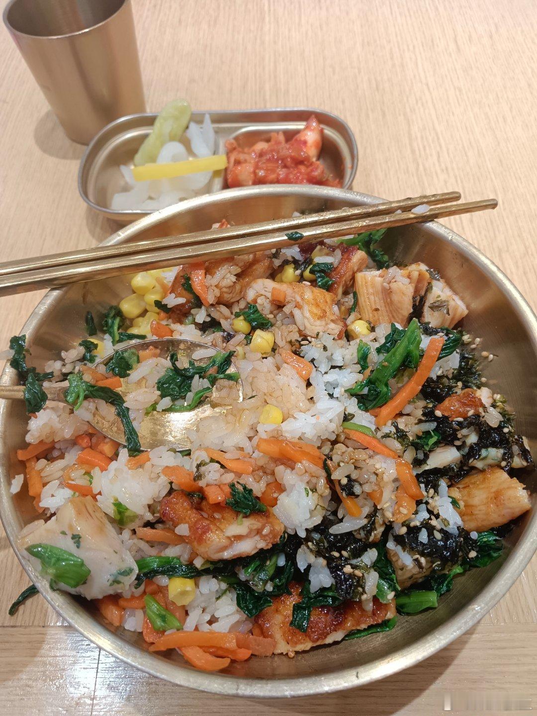 今日午饭分享share好吃的双拼鸡肉石锅拌饭不咸，蔬菜和鸡肉都很美味Ψ(￣∀￣)
