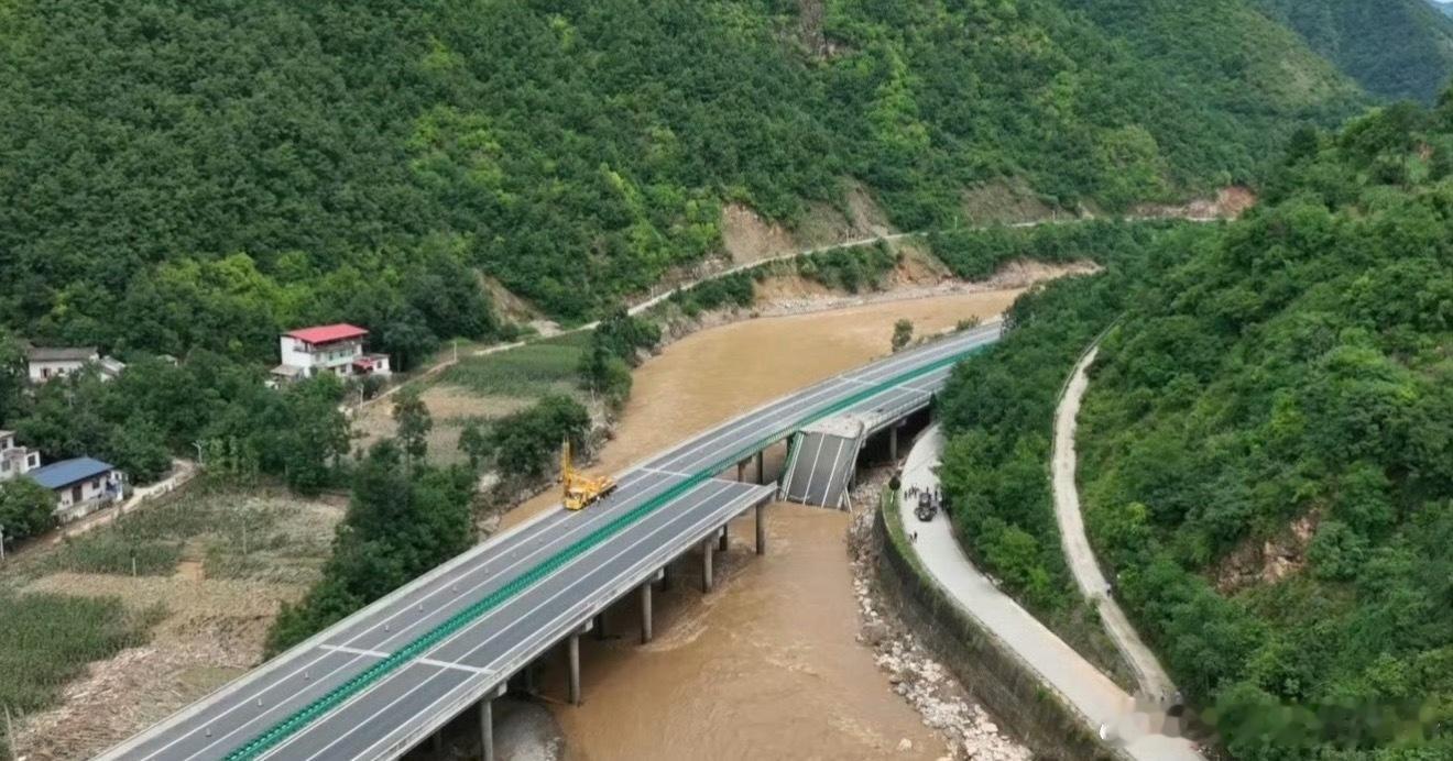陕西致62人死亡失踪高速桥梁垮塌细节拿安全不当回事…知法犯法…西省商洛市发生高速