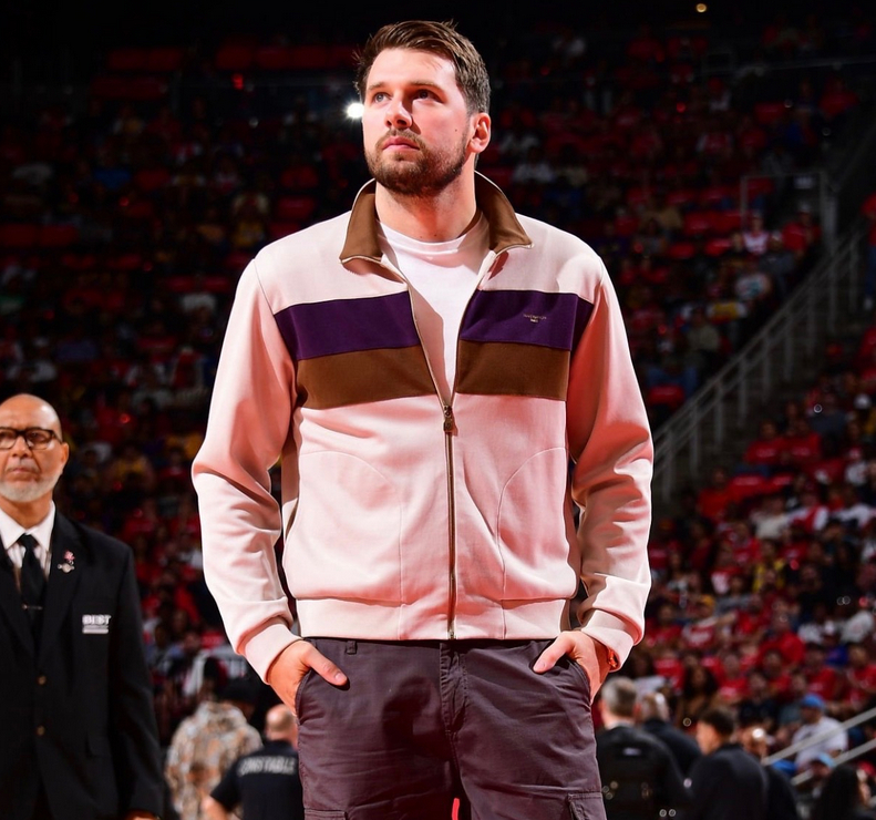 今天下主力的时间还行。我觉得这组对局跟普通的比赛不太一样，因为湖人实力上一直不被