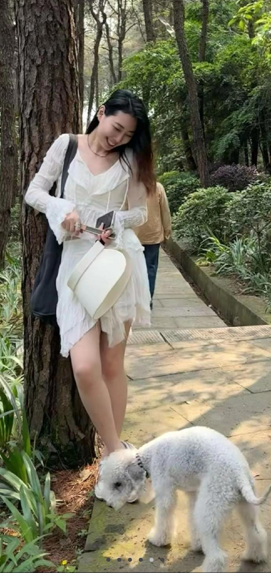 林间轻抚犬，笑语伴芳菲。