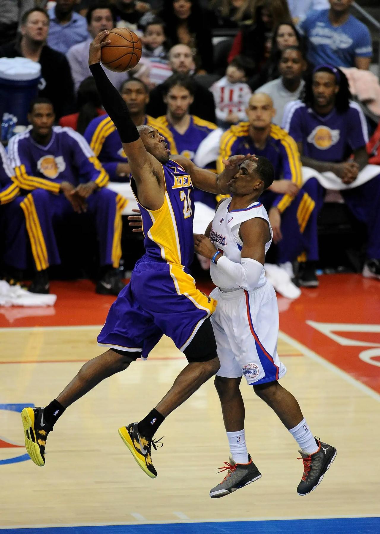 从这张科比扣篮瞬间照可以出，，，，，科比手肘的力量是多么的强大，，，心疼保罗3分