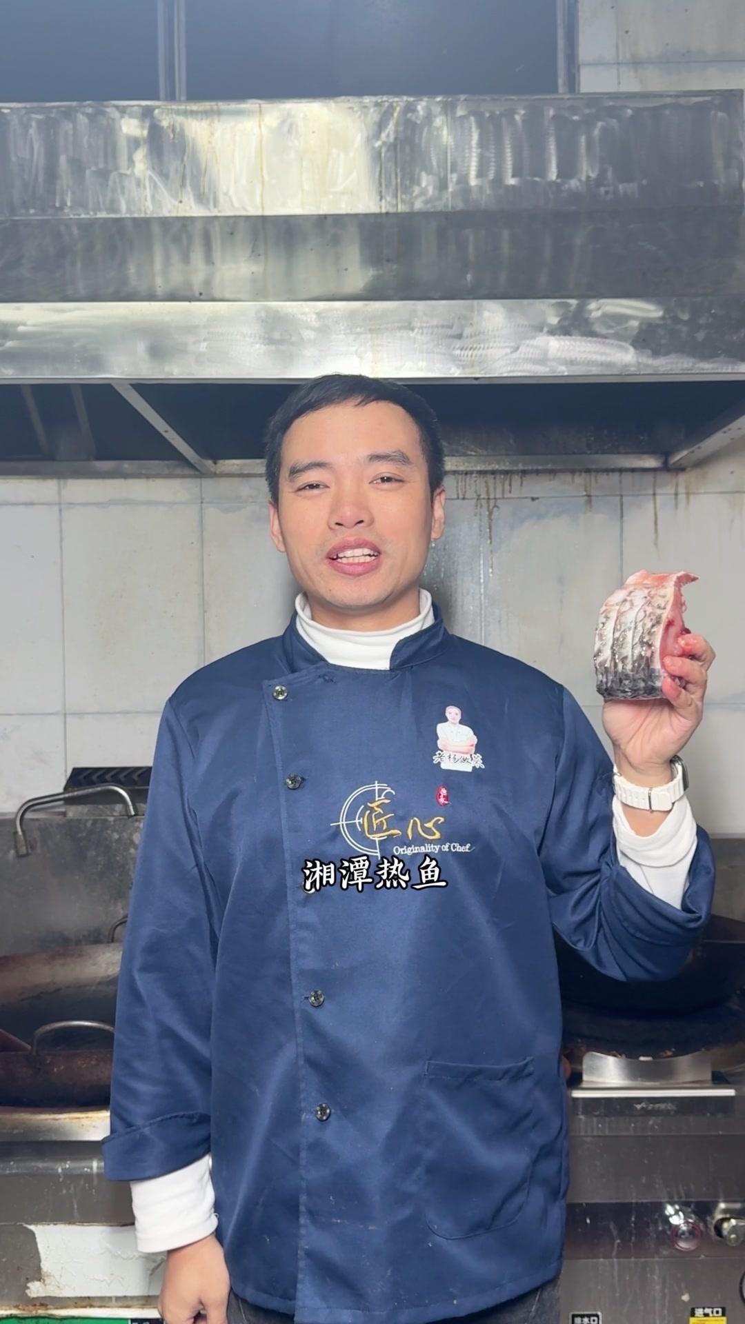 处理鱼是关键：选草鱼或青鱼，切成块后打上花刀，冷水下锅焯水去血水。一斤鱼用二两盐