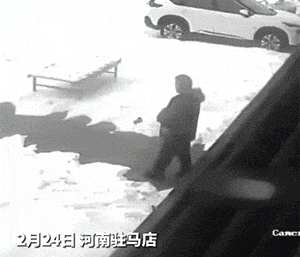 房顶上的积雪硬是一块都没浪费