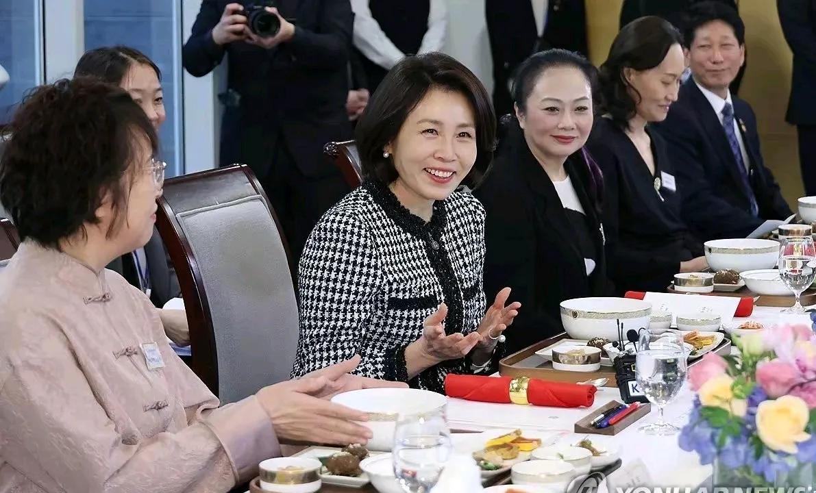 金惠景一席黑白格的小箱风套装又美翻了，太会穿了，知道什么适合自己。
金惠景在韩国