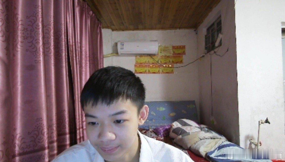 总有机会的！JDG小孩哥Sheer回家开启直播：简陋的房间 满墙的奖状[努力]近