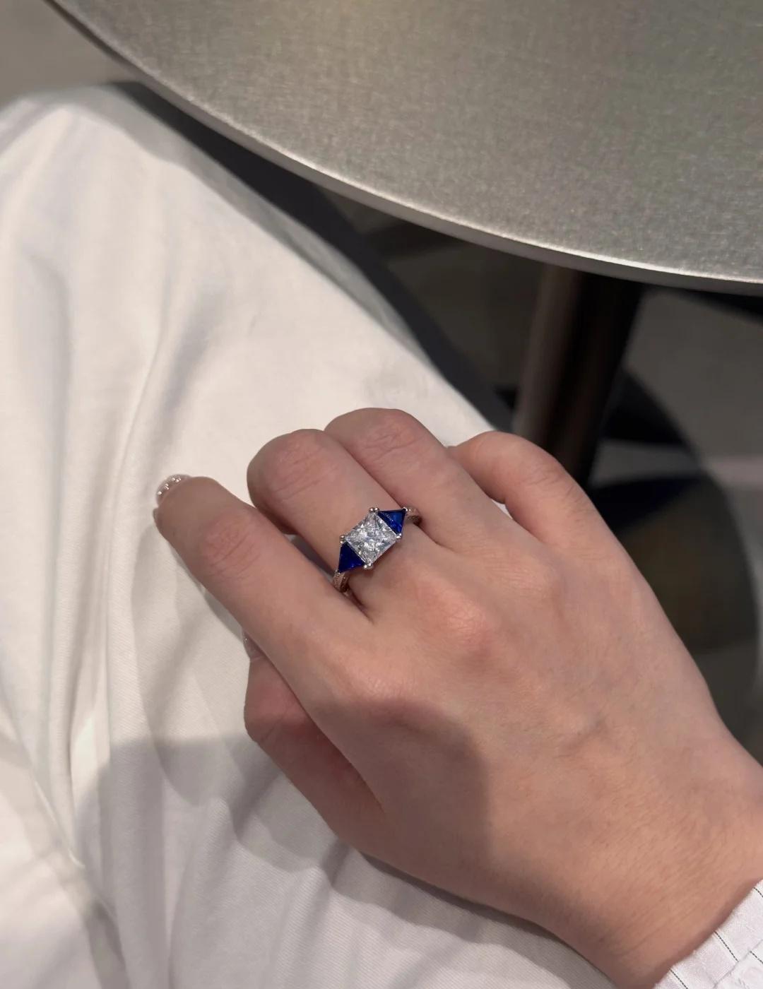 老友记｜莫妮卡的婚戒💍
不当婚戒只用用作搭配
似乎也很美妙💎
依旧最经典的三
