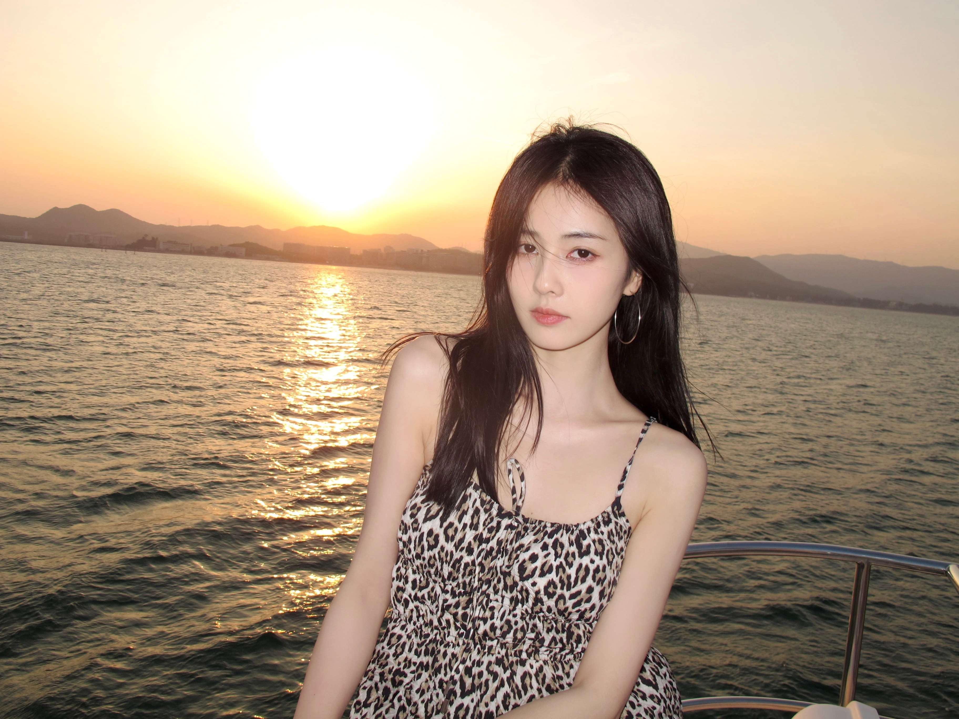 白鹿夏天的第一支手势舞好明媚好快乐的小女孩[太阳]她比阳光更明媚 看到她笑自己也
