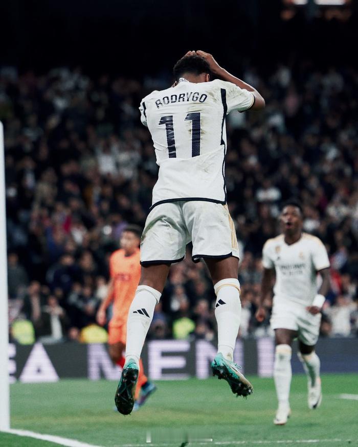 据说有一名场上怼队友，场下怼球迷，场外怼记者的“炸子鸡”，昨晚被队友收拾了。年轻