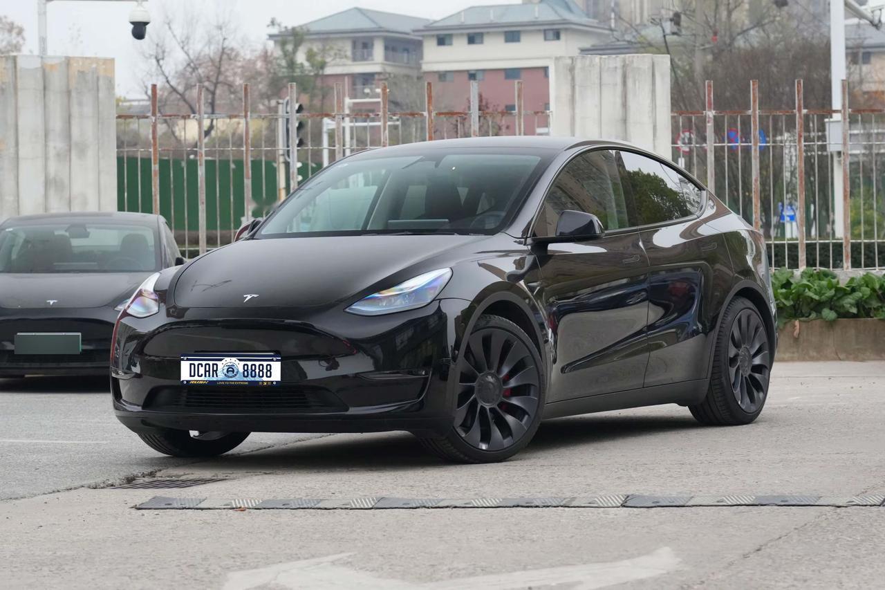 二手特斯拉Model Y，焕新版上市后老款暴跌，现在抄底还是等
兄弟们，今天聊一