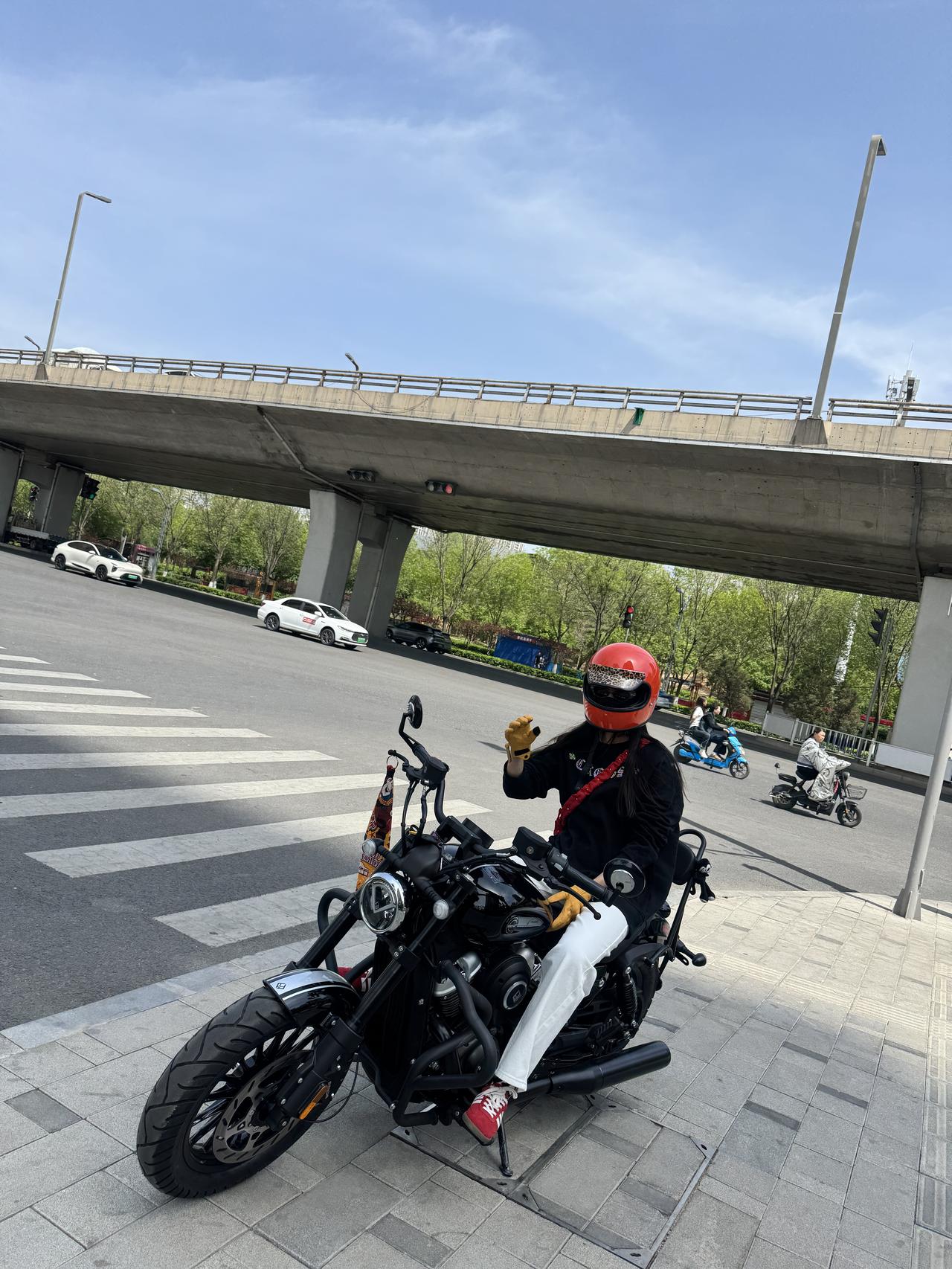 今日街头骑行打卡🚦
黑武士巡航+复古红盔 主打随性自由
想听听懂车帝大哥们真实