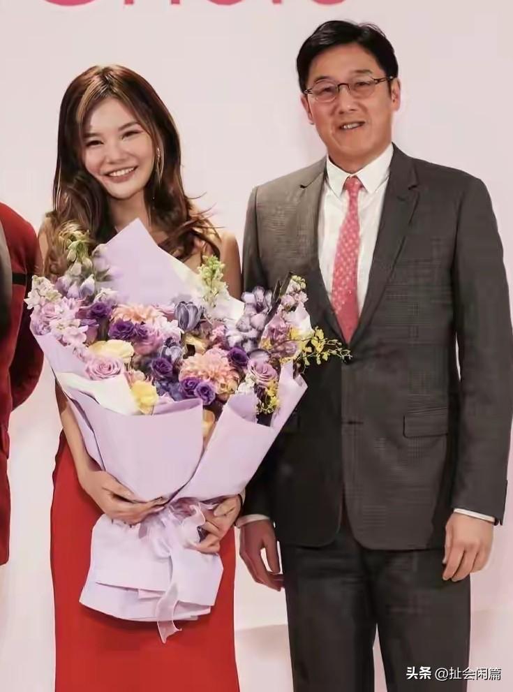 知道为什么港澳有些人坐享齐人之福，大家习以为常嘛。

告诉你一个冷知识，香港和澳