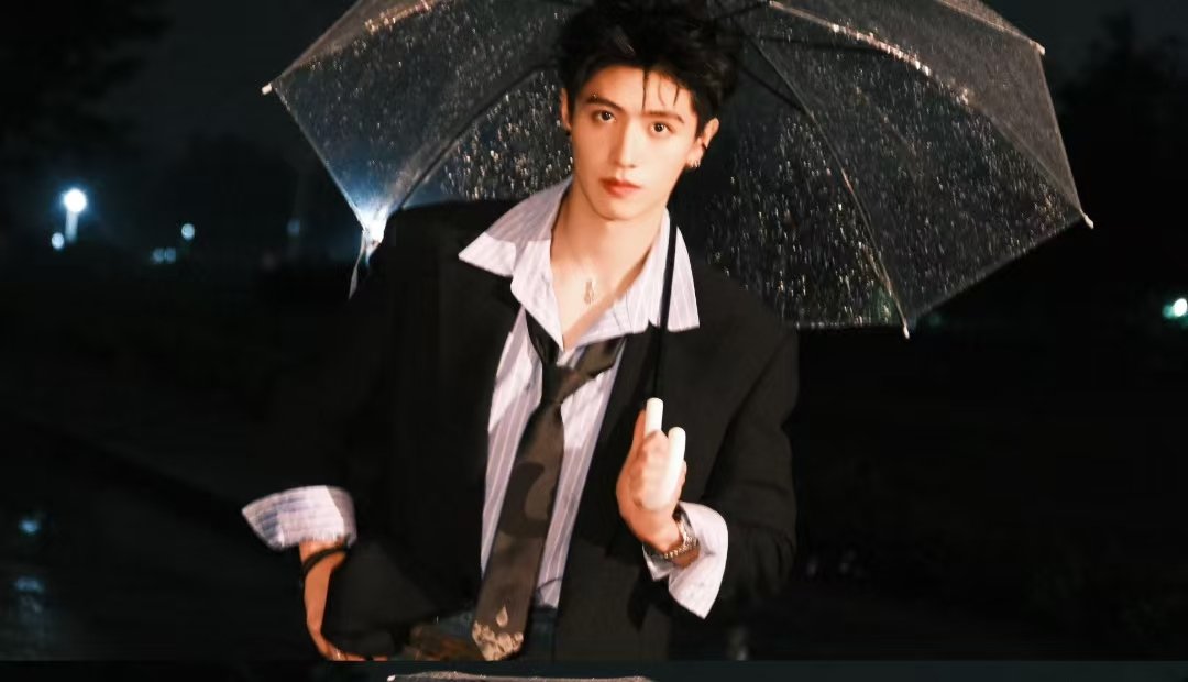 朱志鑫雨天氛围感大片朱志鑫雨天撑伞氛围照 朱志鑫雨中撑伞氛围感 