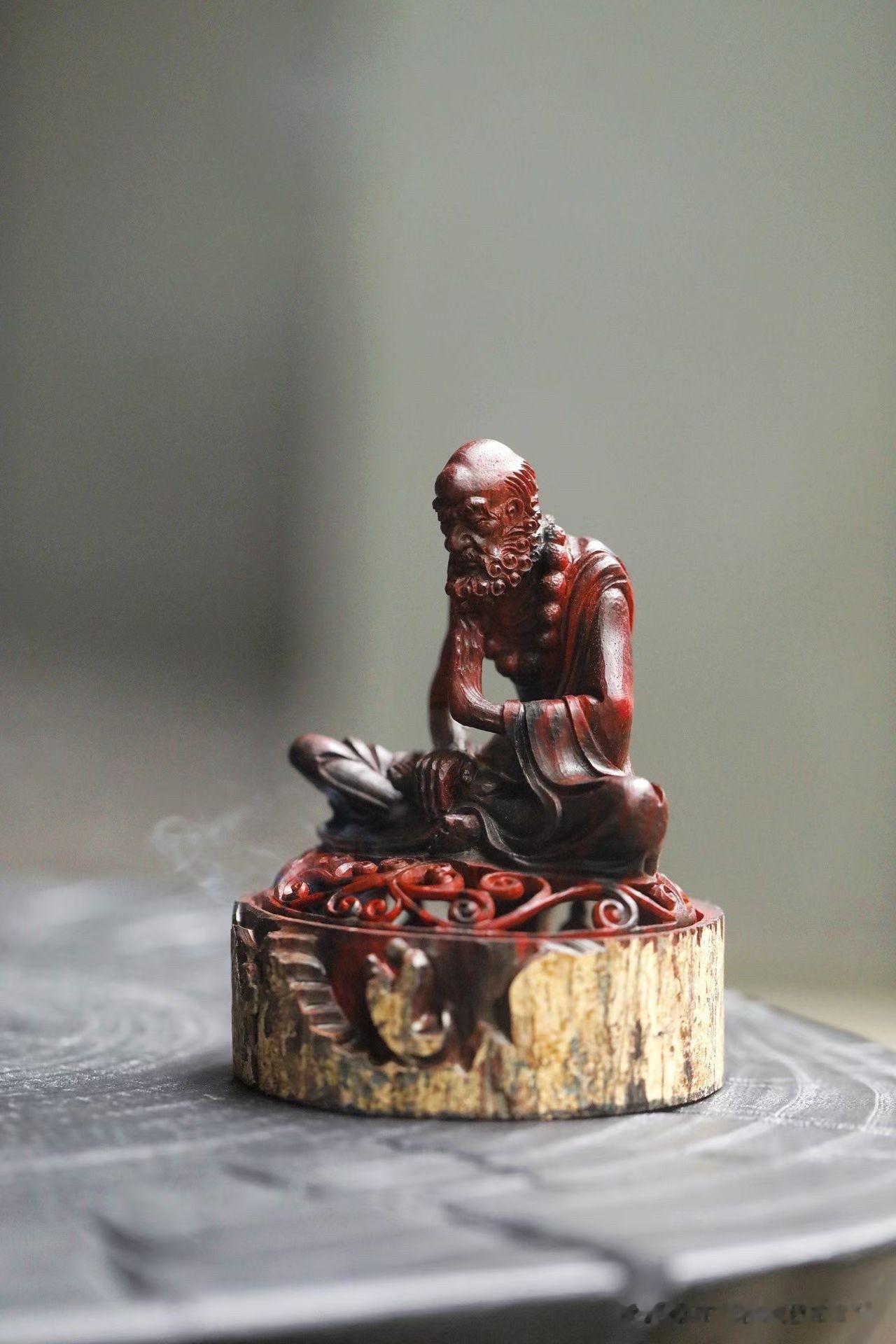 一尊达摩，一缕香烟。

小叶紫檀沉稳厚重，色泽深而不张。匠人以刀代笔，将达摩静坐