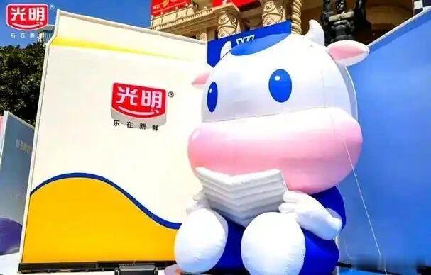 【亏1.3亿，曾断臂求生的光明乳业能否熬过寒冬？】昔日低温奶龙头光明乳业正面临营