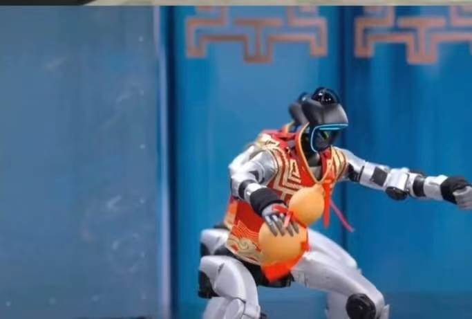 机器人承包新春氛围感 我等公交的时候刷到的，短短几十秒，信息量巨大。人形机器人的