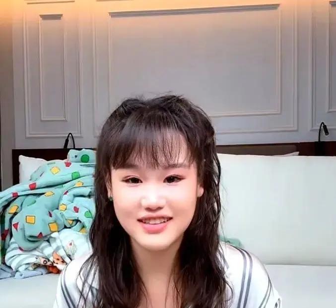 她离开镜头3分钟，80万人瞬间消失。
 她回来，200万人瞬间涌回。
这不是魔术