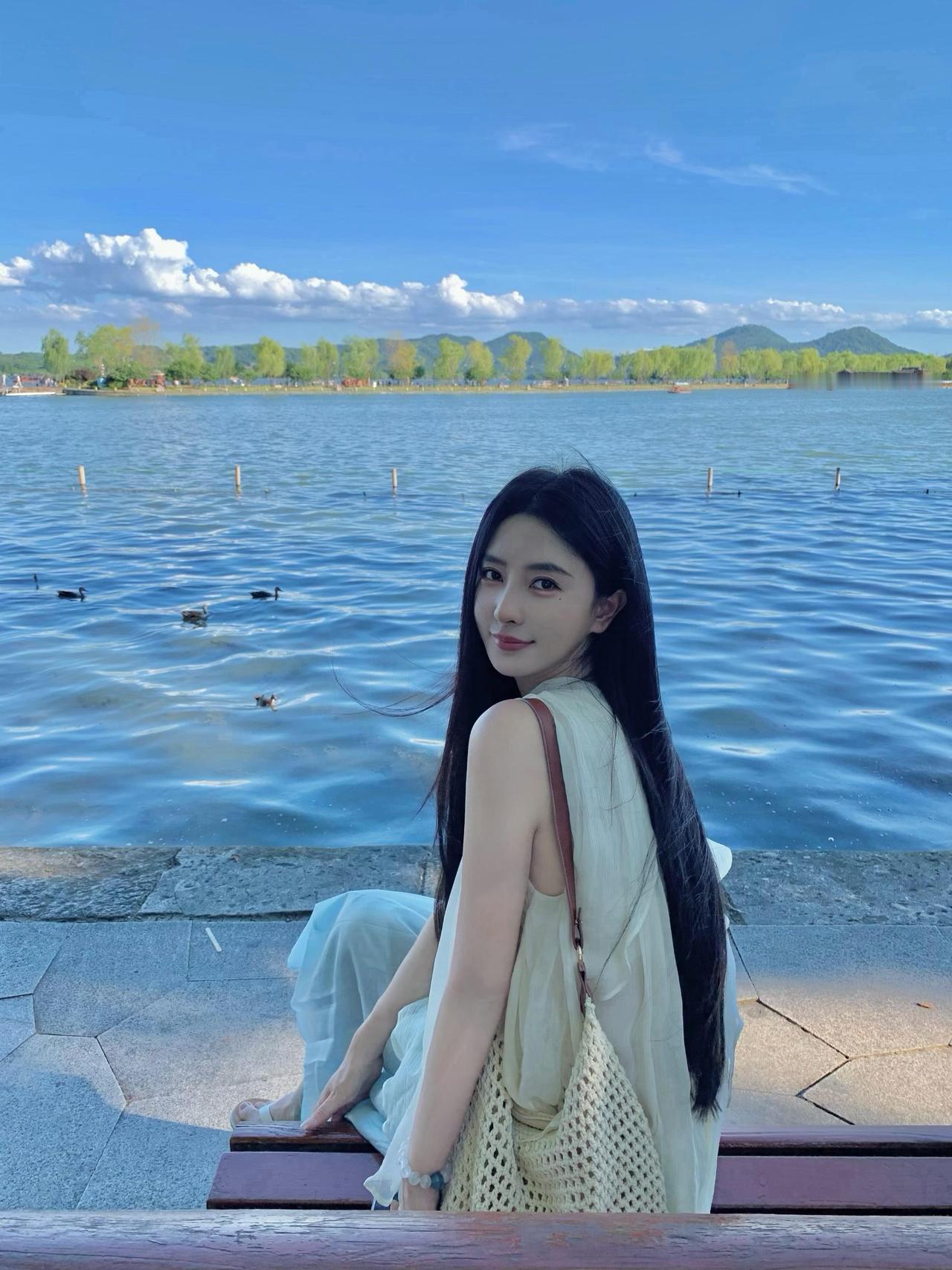 有气质的女人给人什么感觉漫步西湖边，被澄澈湖水与满目青绿温柔包裹。梧桐枝叶筛下细