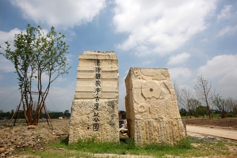 良渚文化，神秘而迷人，但其消逝却似一团迷雾，令人费解。有人推测，或许是洪水泛滥，