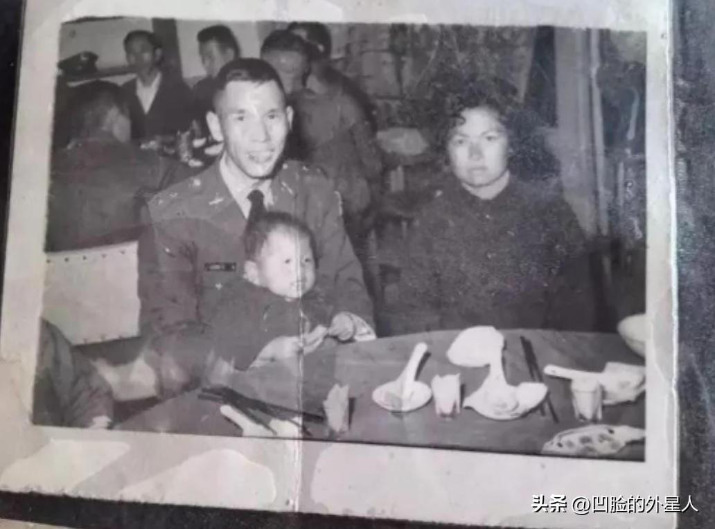 1979年的一天，台湾女孩易若莲，无意中发现了父亲一个隐瞒了30多年的大秘密！她