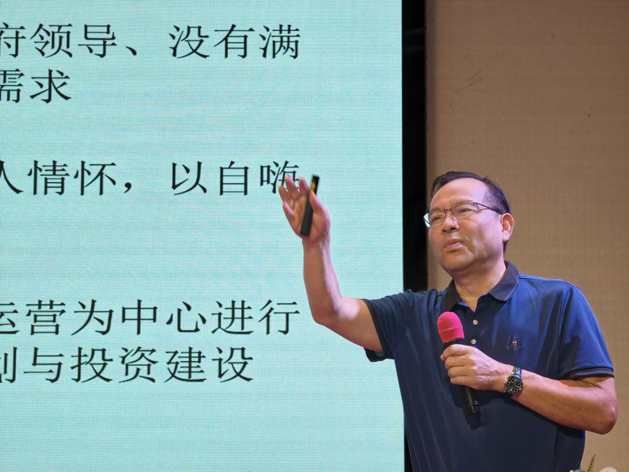 农文旅三产复合型人才稀缺的深层原因。
当前农文旅项目普遍效益低迷、同质化严重，核