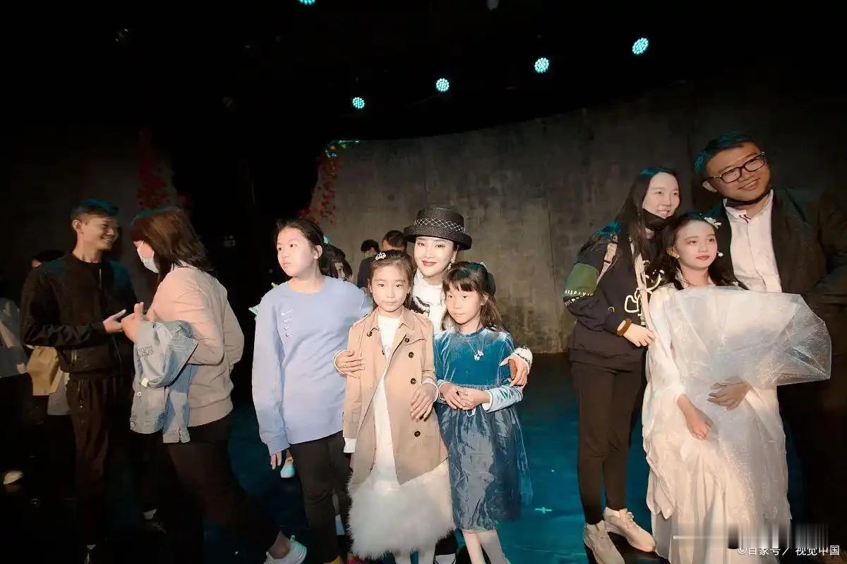 一些微短剧让儿童演绎“霸道总裁”、“替嫁新娘” 等成人化剧情，其中包含早婚、权谋