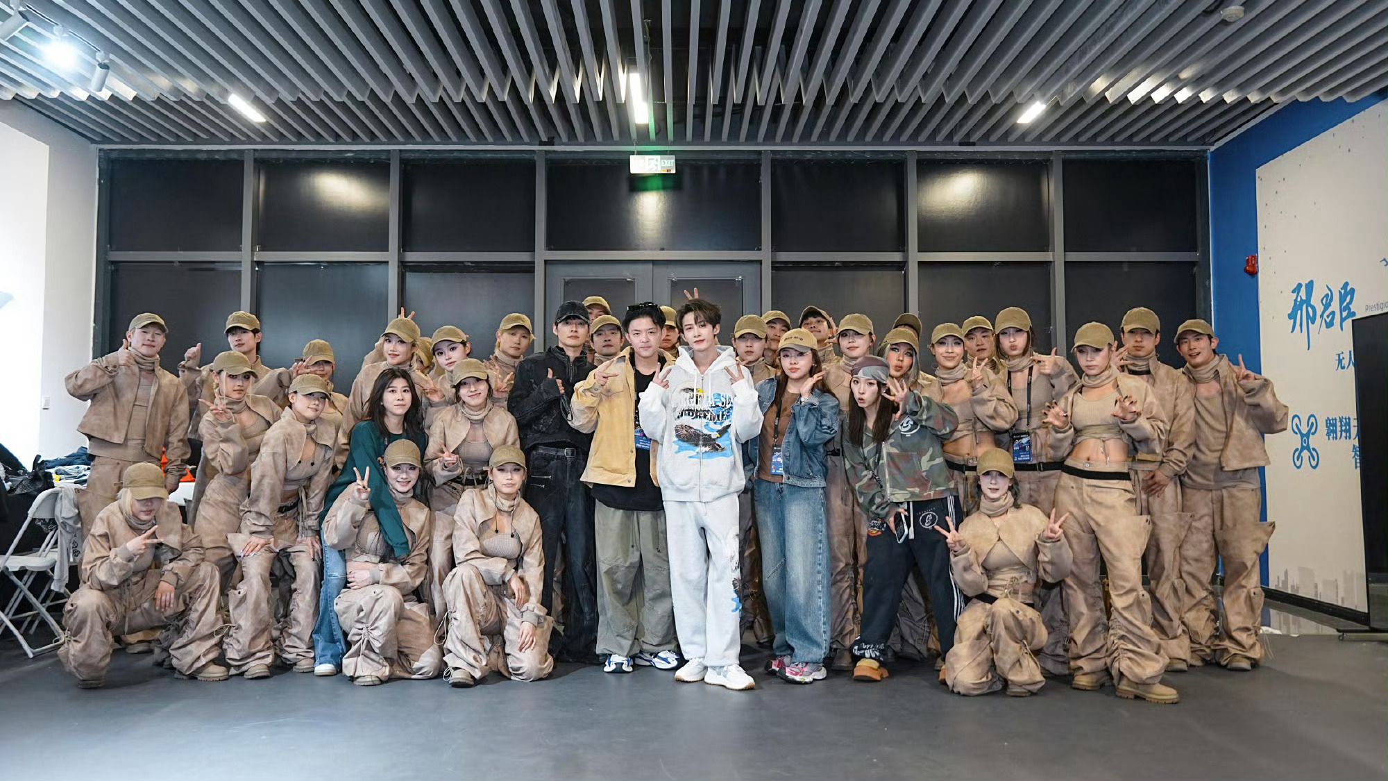 檀健次和舞团工作人员大合照檀健次和舞团工作人员大合照，人群中一眼锁定，帅气值直接