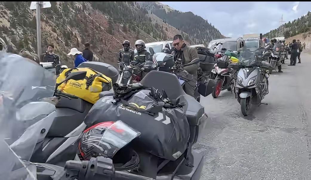 绵延几公里全部是摩旅进藏的。

都是受张雪机车的影响，好像被张雪打了鸡血。成千上