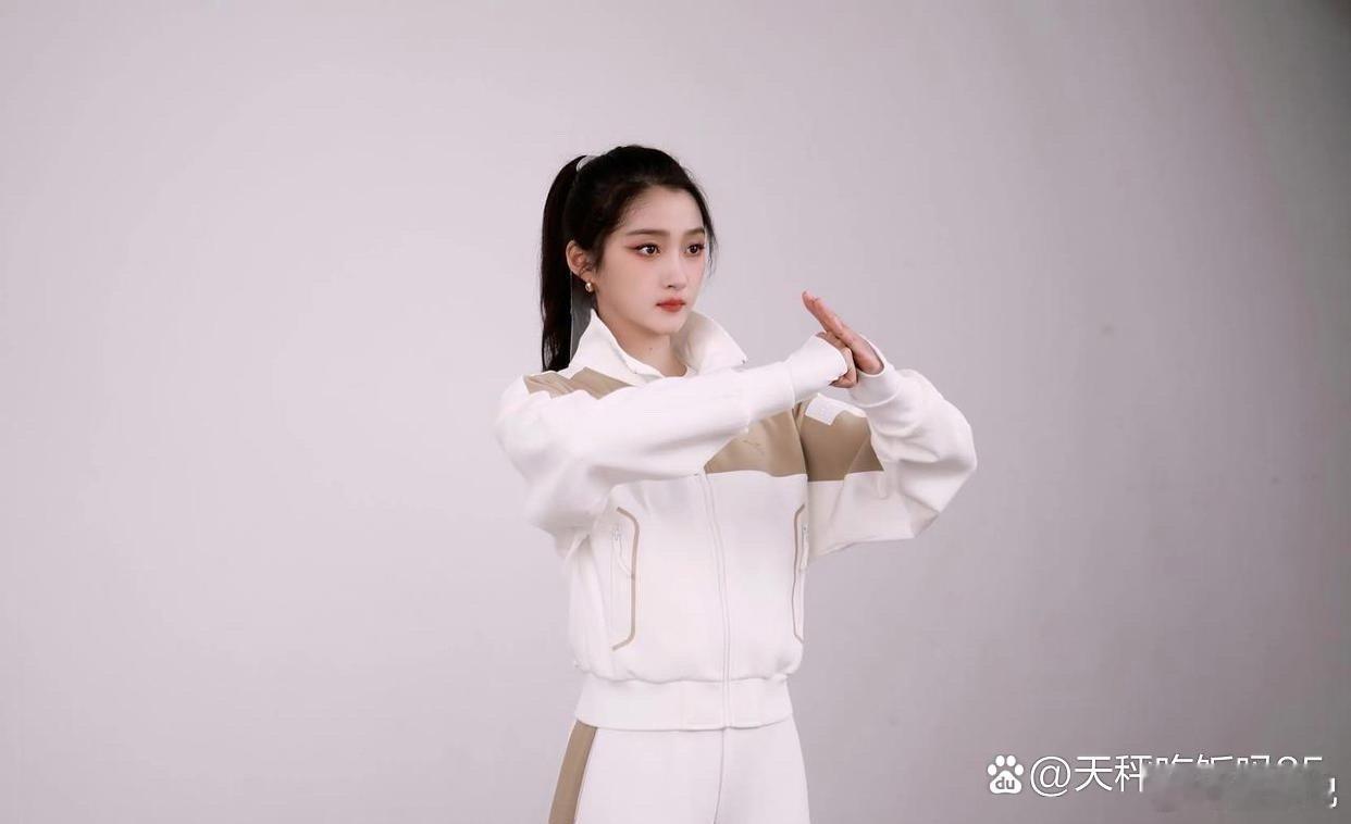 关晓彤运动风好酷，一招一式行云流水，刚柔并济，力量值拉满～ 