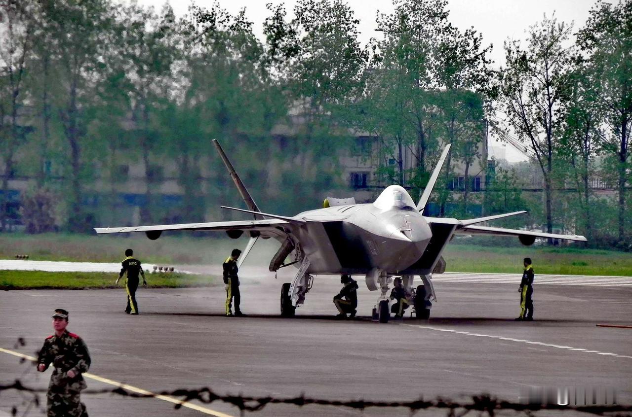 银杏叶三号机也飞了，真感慨啊，老美连六代机的影子还没见到呢，咱们这边不管款式还是