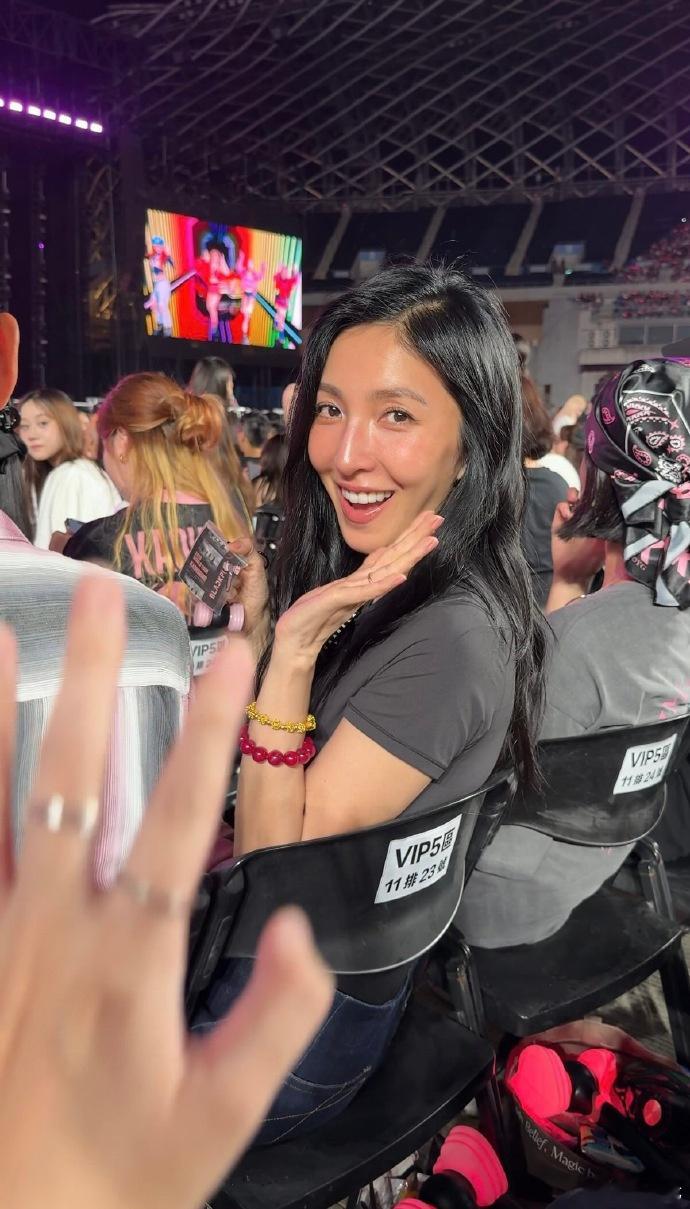 杨谨华看blackpink演唱会 拿完视后的杨谨华马上去看bp演唱会[奶牛猫] 