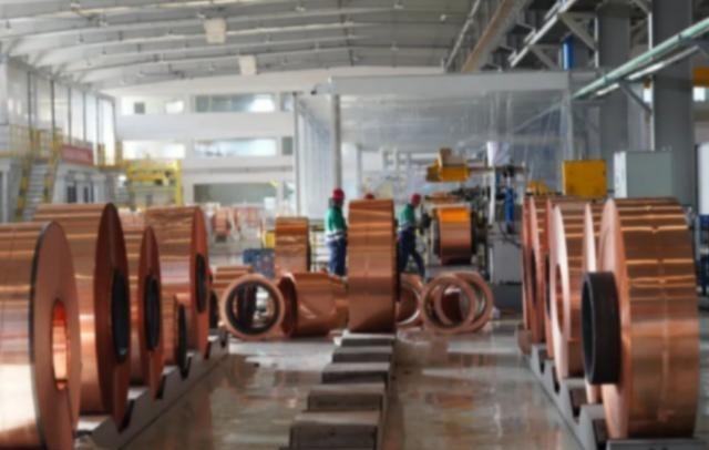 美国这次蒙了，美国大量囤积了铜，把铜价炒上天去了，可美国万万没料到，中国根本不按