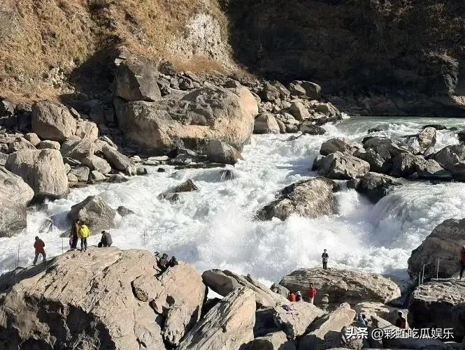 虎跳峡洗杯子的男子再也上不来了，他的杯子脏了以为几秒钟没事，没想到却因为踩在青苔