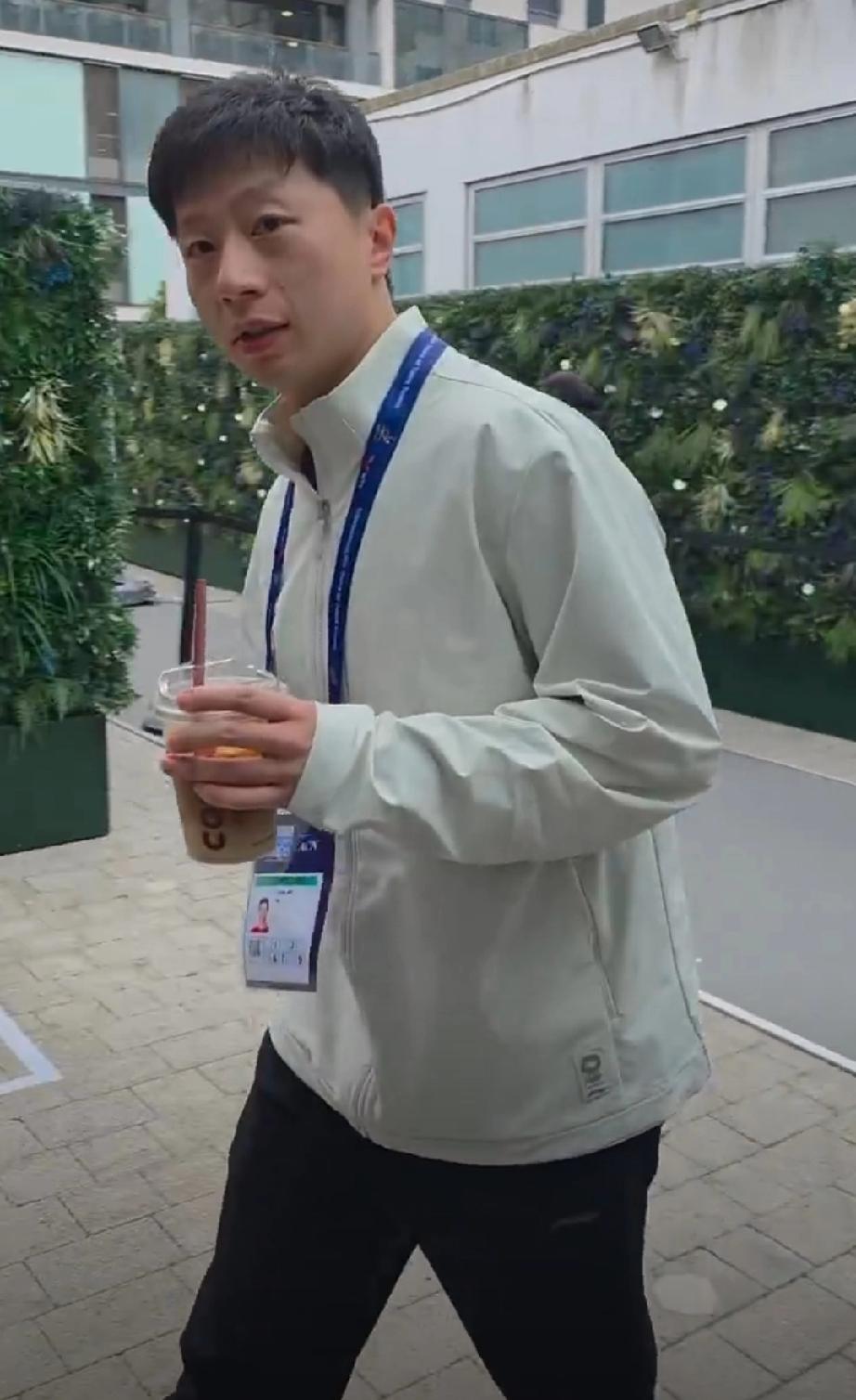 伦敦团体世乒赛，国乒男队今日对韩国男团淘汰赛复仇赛！马龙已经提前入场，手里拿着咖