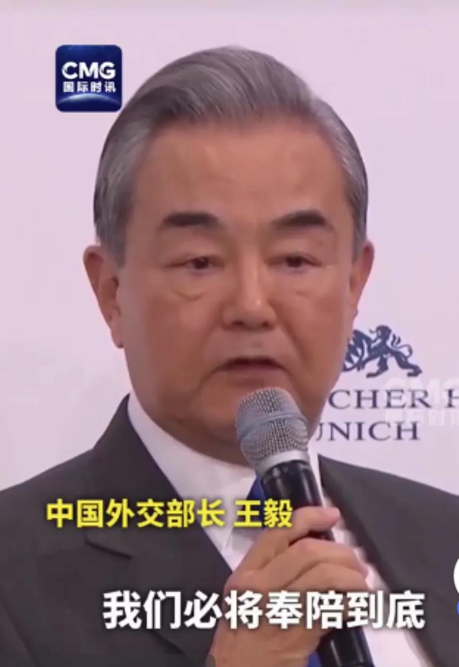 敦煌飞天与钢铁长城：文明对话中的中国气度
  敦煌莫高窟的壁画上，反弹琵琶的飞天