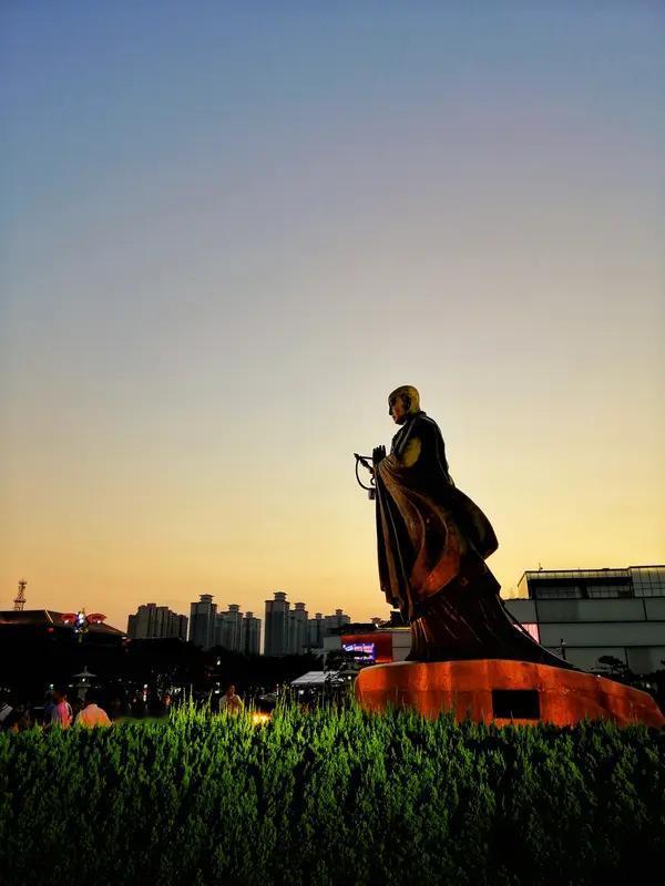 有个问题，
跟朋友们请教下，
四大名著中，都出现的人物，是谁？四大名著新说 中国