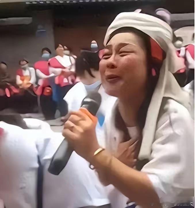 哭灵25年！成全村首富的李美珍，一场3000每天三场，给儿子买房车 ​​​