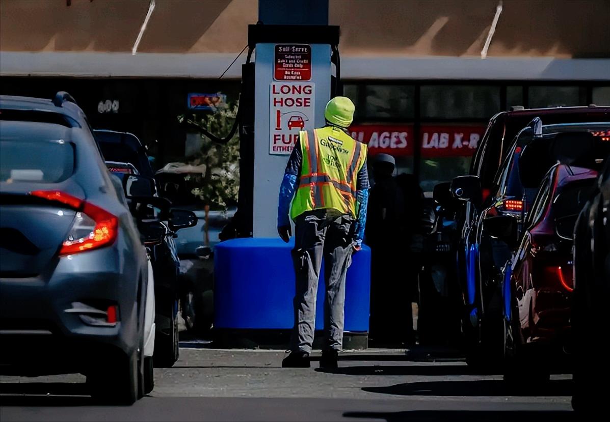 美国共和党这下麻烦大了，距离美国中期选举只剩大半年，原本占据优势的它突然陷入巨大