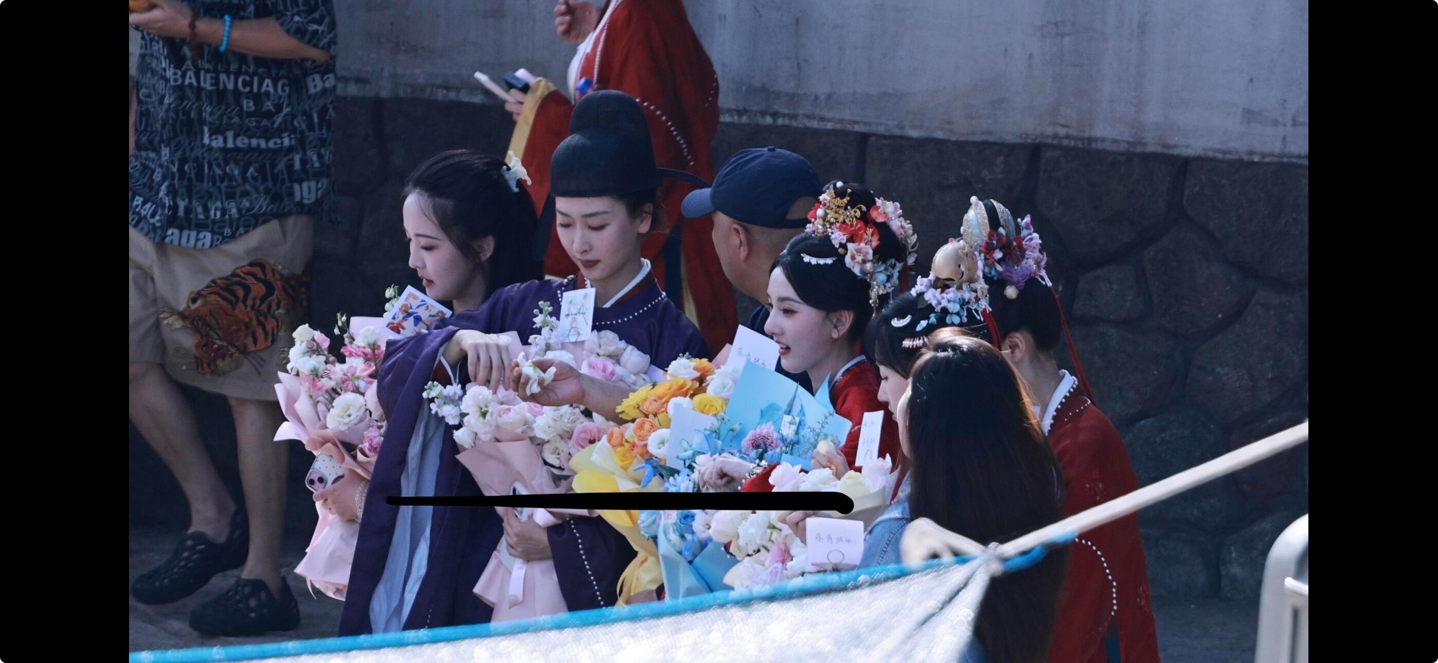 宋祖儿司宫令杀青捧花照 终于杀青啦！女官逆袭大戏坐等开播！宋祖儿司宫令杀青大合照