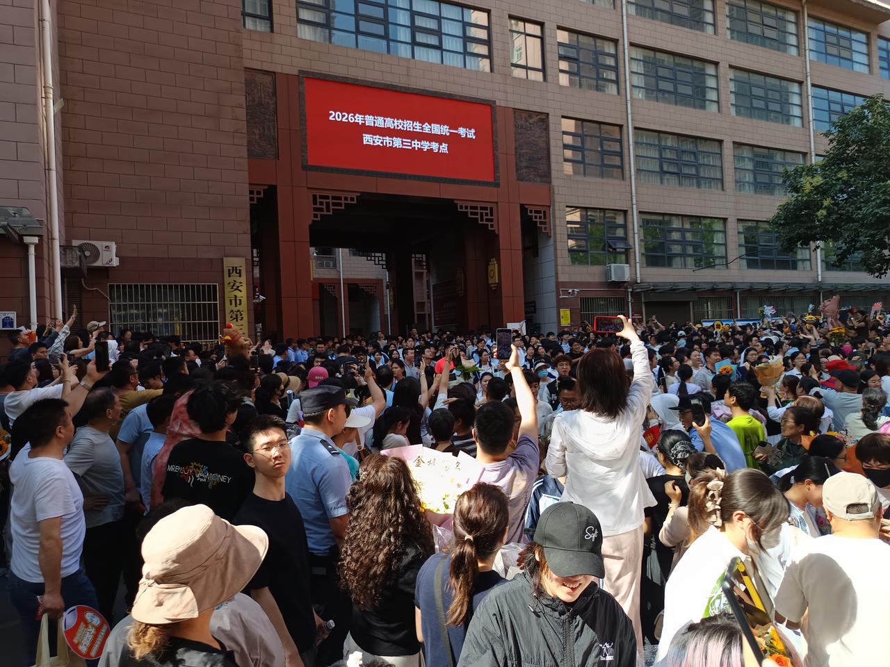 2026年高考，西安市第三中学考点门口，警察同志维护秩序，荷枪实弹执勤。